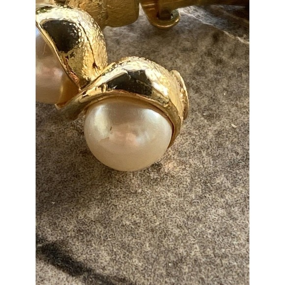 Vintage Clip Ons Earrings Three Faux Pearls Gold Tone Estate - Picture 8 of 12